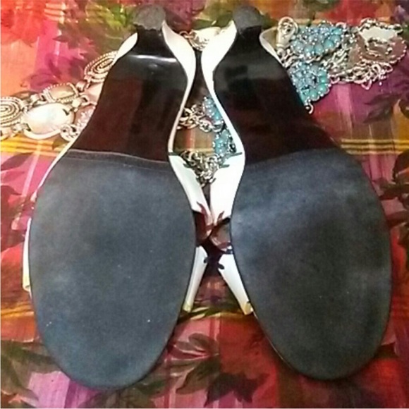 Beautiful pair of California Magdesians White Shoes with Contrast Stitching - Picture 8 of 8